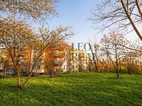 Moderní 2+kk s balkonem v zeleni Záběhlic – ihned k nastěhování - z parku.jpg