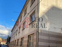 Prodej administrativní budovy cca 1250 m2 + 20 parkovacích míst - IMG-20250211-WA0022.jpg