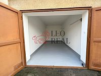 Prodej garáže 20 m2 - otevrena vrata blízko.jpeg