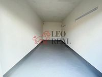 Prodej garáže 20 m2 - zepredu naprimo.jpeg