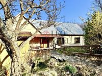 Prodej rodinného domu s rozsáhlými pozemky - Lopeník