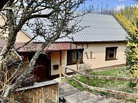 Prodej rodinného domu s rozsáhlými pozemky - Lopeník