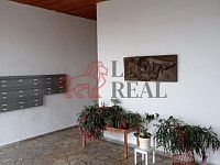 Pronájem 3+kk Praha u metra Ládví - vchod2.jpg