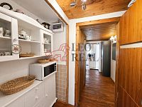 Prodej útulné zrekonstruované chaty u řeky Úslavy, Žďár u Blovic - chodba.jpg