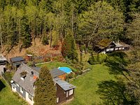Prodej útulné zrekonstruované chaty u řeky Úslavy, Žďár u Blovic - dron.jpg
