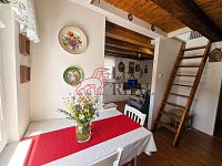 Prodej útulné zrekonstruované chaty u řeky Úslavy, Žďár u Blovic - jídelní stul.jpg