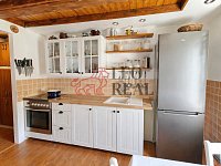 Prodej útulné zrekonstruované chaty u řeky Úslavy, Žďár u Blovic - kuchyn.jpg