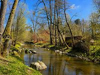 Prodej útulné zrekonstruované chaty u řeky Úslavy, Žďár u Blovic - řeka_š.jpg