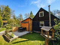 Prodej útulné zrekonstruované chaty u řeky Úslavy, Žďár u Blovic - z venku.jpg