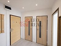 Pronájem bytu 2+kk, 43 m² + lodžie 3 m², Praha – Modřany, ul. Urbánkova - chodba1.jpg