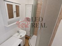 Pronájem bytu 2+kk, 43 m² + lodžie 3 m², Praha – Modřany, ul. Urbánkova - koupelna1.jpg