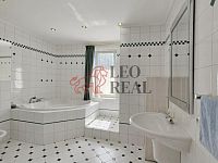 Prodej rodinného domu 350 m², pozemek 918 m² - 23.jpg