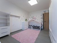 Prodej, rodinný dům, dispozice 4+kk/Garáž, terasa, bazén, pozemek 1690 m2 - UNHOST12.jpg