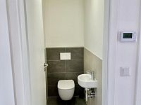 Pronájem novostavby bytu 2+kk, plocha 50 m2, balkon 7m2, sklep 7m2, výtah, třída B, velmi úsporná - IMG_3596.jpeg