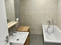 Pronájem novostavby bytu 2+kk, plocha 50 m2, balkon 7m2, sklep 7m2, výtah, třída B, velmi úsporná - IMG_3608.jpeg