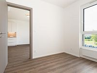 Pronájem novostavby 2 + kk s balkonem, parkovacím stáním a sklepem - pohled z ložnice do obýváku.jpeg
