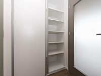 Pronájem novostavby 2 + kk s balkonem, parkovacím stáním a sklepem - vestavná skříň.jpeg