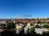 Slunný byt 2+kk po kvalitní rekonstrukci s panoramatickým výhledem na Prahu v Kobylisích - Vyhled.jpg