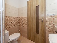 Pronájem zrekonstruovaného družstevního bytu 2 + kk se zasklenou lodžii - koupelna WC.jpeg