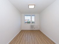 Pronájem zrekonstruovaného družstevního bytu 2 + kk se zasklenou lodžii - ložnice.jpeg