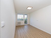 Pronájem zrekonstruovaného družstevního bytu 2 + kk se zasklenou lodžii - obývací pokoj.jpeg
