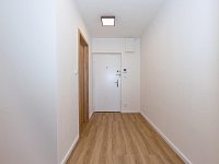Pronájem zrekonstruovaného družstevního bytu 2 + kk se zasklenou lodžii - předsíň.jpeg