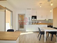Pronájem luxusního bytu 2+kk, zařízený, 63 m², šatna, lodžie, garáž, Strnadových, Vysočany, Praha 9 - 17.jpg