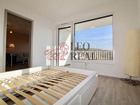 Pronájem luxusního bytu 2+kk, zařízený, 63 m², šatna, lodžie, garáž, Strnadových, Vysočany, Praha 9 - 23.jpg