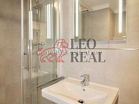 Pronájem luxusního bytu 2+kk, zařízený, 63 m², šatna, lodžie, garáž, Strnadových, Vysočany, Praha 9 - 27.jpg