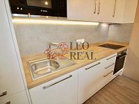 Pronájem luxusního bytu 2+kk, zařízený, 63 m², šatna, lodžie, garáž, Strnadových, Vysočany, Praha 9 - 7.jpg