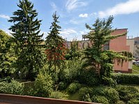 Pronájem  1+kk, 24 m², se zahradou, Praha 10 – Strašnice, ul. Kounická - výhled