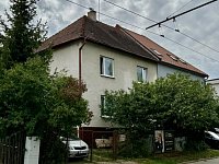 INVESTICE ZLÍN, REKONSTRUKCE – RD SE 2 SAMOSTATNÝMI BYTY 3+KK, MOŹNOST PÚDNÍ VESTAVBY 93 m2, ZAHRADA 459 m2- DALŚÍ MOŽNÁ VÝSTAVBA - IMG_0802.jpeg