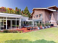 CELÝ RESORT SE SOUKROMÝM WELLNESS JEN PRO VÁS, 15.000 Kč/noc včetně zahrady, grilu a dalších služeb