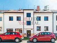 Komerční prostor 34 m² s výlohou a zázemím, Praha 10 – Strašnice - z venku 1.jpeg