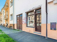 Komerční prostor 34 m² s výlohou a zázemím, Praha 10 – Strašnice - z venku.jpeg