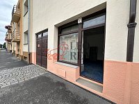 Komerční prostor 34 m² s výlohou a zázemím, Praha 10 – Strašnice - zvenku1.jpeg