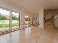 ½ rodinného domu o dispozici 5+kk, 150 m2 + zahrada + 2 parkovací stání