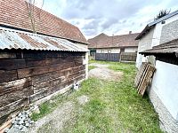 Chalupa se zahradou a garáží u města Chrast v obci Hlína - garáž a zadní část zahrady.jpeg