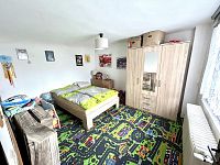 Chalupa se zahradou a garáží u města Chrast v obci Hlína - ložnice.jpeg