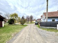 Chalupa se zahradou a garáží u města Chrast v obci Hlína - náves před domem.jpeg