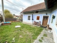 Chalupa se zahradou a garáží u města Chrast v obci Hlína - přední část zahraday a vstup do domu.jpeg