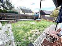 Chalupa se zahradou a garáží u města Chrast v obci Hlína - přední část zahrady.jpeg