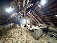 Chalupa se zahradou a garáží u města Chrast v obci Hlína - půda jen část.jpeg