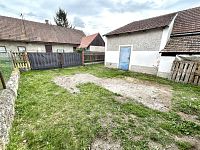 Chalupa se zahradou a garáží u města Chrast v obci Hlína - vstup do dílny a na půdu.jpeg