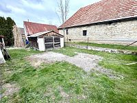 Chalupa se zahradou a garáží u města Chrast v obci Hlína - zadní část zahrady a garáž.jpeg