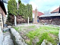 Chalupa se zahradou a garáží u města Chrast v obci Hlína - zadní část zahrady.jpeg
