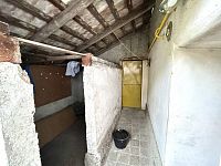 Chalupa se zahradou a garáží u města Chrast v obci Hlína - zádveří ze zadní části domu.jpeg