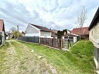 Chalupa se zahradou a garáží u města Chrast v obci Hlína - dům ze zadu.jpeg