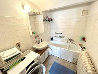 Chalupa se zahradou a garáží u města Chrast v obci Hlína - koupelna.jpeg