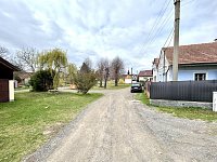 Chalupa se zahradou a garáží u města Chrast v obci Hlína - náves před domem.jpeg